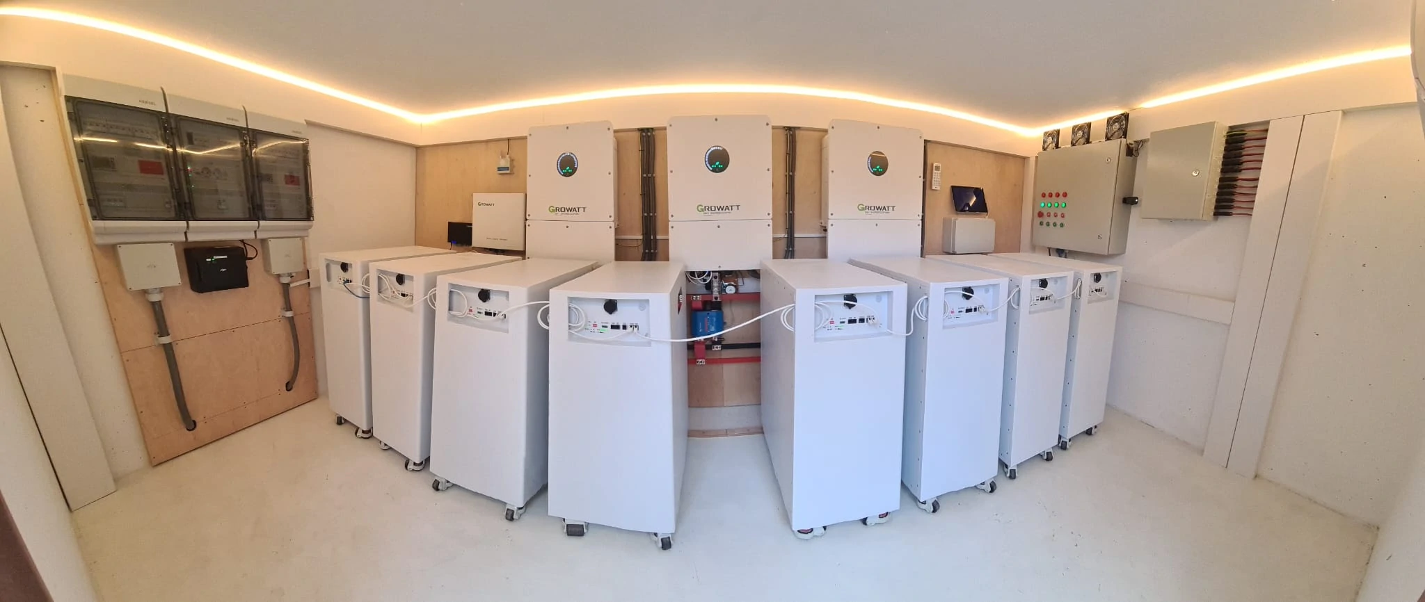 256kWh Avepower off-grid battery storage system with Growatt inverters in the Netherlands